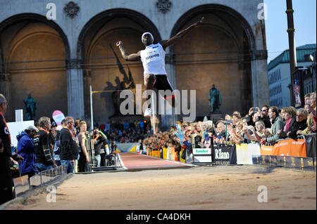 James Beckford, le sauteur en longueur Jamaïcain, sauts à l'aller et vol, à la perche et saut en compétition. L'événement a eu lieu à l'Odeonsplatz au centre ville de Munich, Allemagne le mardi 5 juin 2012. Banque D'Images