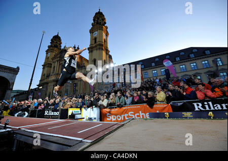 Oliver Koenig, cavalier allemand, sauts à l'aller et vol, à la perche et saut en compétition. L'événement a eu lieu à l'Odeonsplatz au centre ville de Munich, Allemagne le mardi 5 juin 2012. Banque D'Images