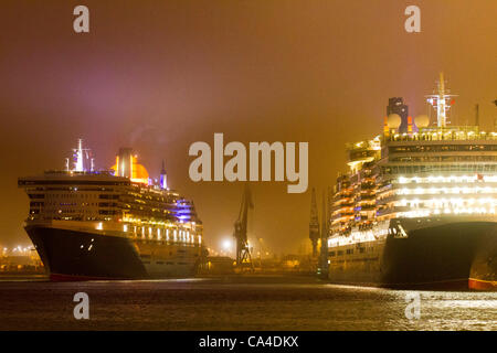 SOUTHAMPTON, UK, 5 juin 2012. Le Queen Mary 2 (gauche) tourne aux côtés de la reine Victoria (à droite) à Southampton dock avant de l'artifice spectaculaire comme partie de l 'Événement' trois reines lors de célébrations pour la reine Elizabeth II, jubilé de diamant. Banque D'Images