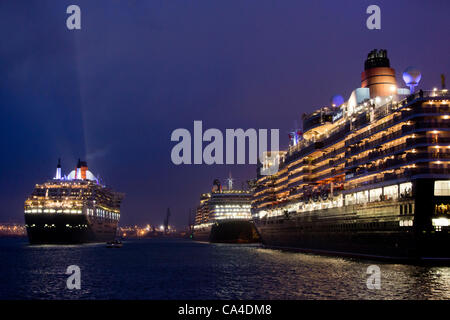 SOUTHAMPTON, UK, 5 juin 2012. Le Queen Mary 2 (gauche) La reine Elizabeth (avant droite) et la reine Victoria (arrière droite) manoeuvre à Southampton dock avant de l'artifice spectaculaire comme partie de l 'Événement' trois reines lors de célébrations pour la reine Elizabeth II, jubilé de diamant. Banque D'Images