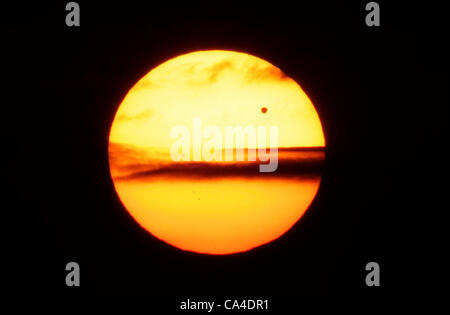 5 juin 2012 - Lexington, Kentucky, USA - La planète Vénus peut être vue comme un petit point noir comme il traverse devant le coucher de soleil sur le Mardi 5 juin 2012. La planète transit sur le soleil, qui a duré plus de 6 heures, ne sera pas perçu de nouveau jusqu'à 2117. Le transit a commencé aux alentours de 18 h est un Banque D'Images