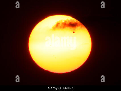 5 juin 2012 - Lexington, Kentucky, USA - La planète Vénus peut être vue comme un petit point noir comme il traverse devant le coucher de soleil sur le Mardi 5 juin 2012. La planète transit sur le soleil, qui a duré plus de 6 heures, ne sera pas perçu de nouveau jusqu'à 2117. Le transit a commencé aux alentours de 18 h est un Banque D'Images