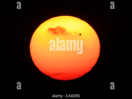 5 juin 2012 - Lexington, Kentucky, USA - La planète Vénus peut être vue comme un petit point noir comme il traverse devant le coucher de soleil sur le Mardi 5 juin 2012. La planète transit sur le soleil, qui a duré plus de 6 heures, ne sera pas perçu de nouveau jusqu'à 2117. Le transit a commencé aux alentours de 18 h est un Banque D'Images