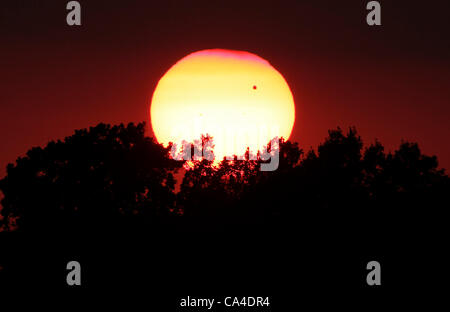 5 juin 2012 - Lexington, Kentucky, USA - La planète Vénus peut être vue comme un petit point noir comme il traverse devant le coucher de soleil sur le Mardi 5 juin 2012. La planète transit sur le soleil, qui a duré plus de 6 heures, ne sera pas perçu de nouveau jusqu'à 2117. Le transit a commencé aux alentours de 18 h est un Banque D'Images