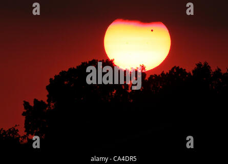 5 juin 2012 - Lexington, Kentucky, USA - La planète Vénus peut être vue comme un petit point noir comme il traverse devant le coucher de soleil sur le Mardi 5 juin 2012. La planète transit sur le soleil, qui a duré plus de 6 heures, ne sera pas perçu de nouveau jusqu'à 2117. Le transit a commencé aux alentours de 18 h est un Banque D'Images