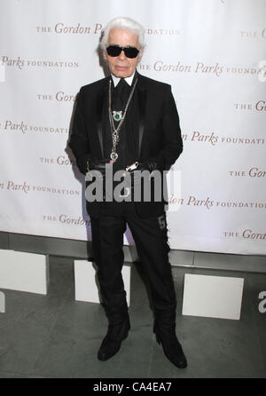 5 juin 2012 - New York, New York, États-Unis - Designer Karl LAGERFELD assiste à la Gordon Parks Foundation Centennial gala tenu au Musée d'Art Moderne (crédit Image : ©/ZUMAPRESS.com) Kaszerman Nancy Banque D'Images