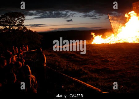 Les gens regardent la balise 'bonfire' burning pour célébrer le Jubilé de diamant de la Reine, le repentir, la Tour de Beacon Hill, Hoddom, Lockerbie, Dumfries et Galloway, en Écosse. 4 juin, 2012. L'un des 4 000 à travers l'Ecosse. Banque D'Images