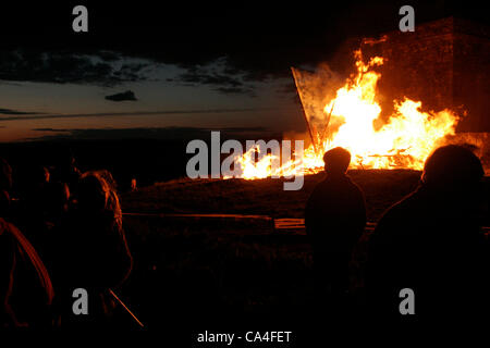 Un feu brûle pour célébrer le Jubilé de diamant de la Reine, le repentir, la Tour de Beacon Hill, Hoddom, Lockerbie, Dumfries et Galloway, en Écosse. 4 juin, 2012. L'un des 4 000 à travers l'Ecosse. Banque D'Images