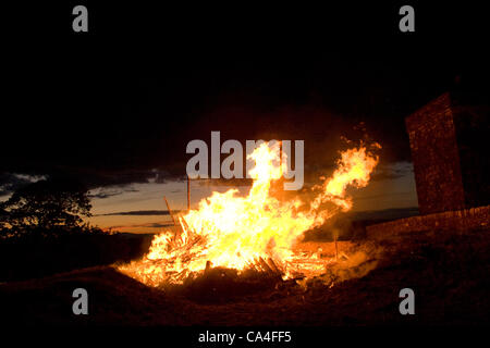 Un feu brûle pour célébrer le Jubilé de diamant de la Reine, le repentir, la Tour de Beacon Hill, Hoddom, Lockerbie, Dumfries et Galloway, en Écosse. 4 juin, 2012. L'un des 4 000 à travers l'Ecosse. Banque D'Images