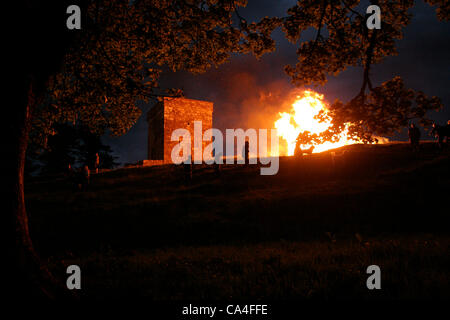 Les gens qui marchent jusqu'à la balise 'bonfire' burning pour célébrer le Jubilé de diamant de la Reine, le repentir, la Tour de Beacon Hill, Hoddom, Lockerbie, Dumfries et Galloway, en Écosse. 4 juin, 2012. L'un des 4 000 à travers l'Ecosse. Banque D'Images