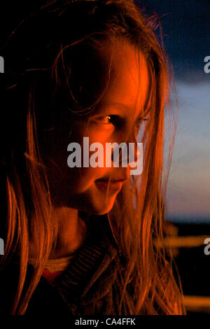 Une petite fille regarde le feu brûler pour célébrer le Jubilé de diamant de la Reine, le repentir, la Tour de Beacon Hill, Hoddom, Lockerbie, Dumfries et Galloway, en Écosse. 4 juin, 2012. L'un des 4 000 à travers l'Ecosse. Banque D'Images