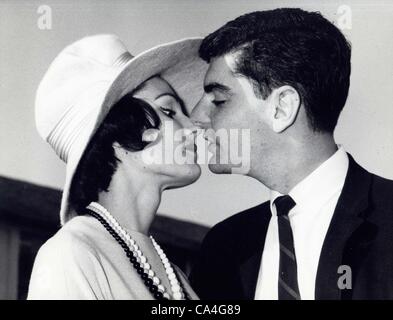 PAULA PRENTISS avec mari Richard Benjamin à Londres 1961.(Image Crédit : Â© Gilloon Globe/ZUMAPRESS.com)/Photos Banque D'Images