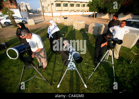 6 juin 2012 - La ville de Gaza, bande de Gaza, territoire palestinien palestiniens - regarder à travers un télescope pendant le transit de la planète Vénus sur le soleil face au cours d'un événement céleste rare dans la bande de Gaza, 06 juin 2012. Les amateurs d'astronomie du monde entier s'est tourné vers le ciel pour regarder la planète Banque D'Images