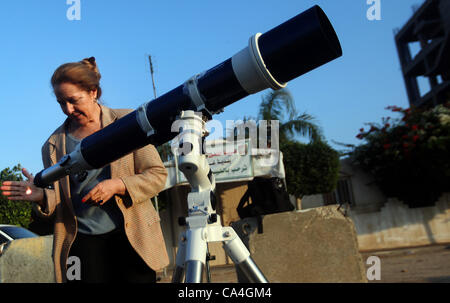 5 juin 2012 - La ville de Gaza, bande de Gaza, territoire palestinien palestiniens - regarder à travers un télescope pendant le transit de la planète Vénus sur le soleil face au cours d'un événement céleste rare dans la bande de Gaza, 06 juin 2012. Les amateurs d'astronomie du monde entier s'est tourné vers le ciel pour regarder la planète Banque D'Images