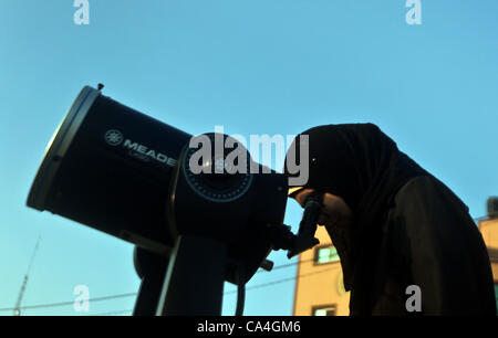 5 juin 2012 - La ville de Gaza, bande de Gaza, territoire palestinien palestiniens - regarder à travers un télescope pendant le transit de la planète Vénus sur le soleil face au cours d'un événement céleste rare dans la bande de Gaza, 06 juin 2012. Les amateurs d'astronomie du monde entier s'est tourné vers le ciel pour regarder la planète Banque D'Images