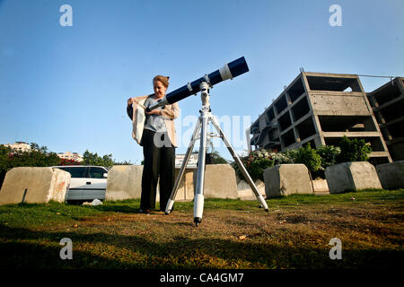 6 juin 2012 - La ville de Gaza, bande de Gaza, territoire palestinien palestiniens - regarder à travers un télescope pendant le transit de la planète Vénus sur le soleil face au cours d'un événement céleste rare dans la bande de Gaza, 06 juin 2012. Les amateurs d'astronomie du monde entier s'est tourné vers le ciel pour regarder la planète Banque D'Images