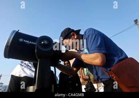 5 juin 2012 - La ville de Gaza, bande de Gaza, territoire palestinien palestiniens - regarder à travers un télescope pendant le transit de la planète Vénus sur le soleil face au cours d'un événement céleste rare dans la bande de Gaza, 06 juin 2012. Les amateurs d'astronomie du monde entier s'est tourné vers le ciel pour regarder la planète Banque D'Images