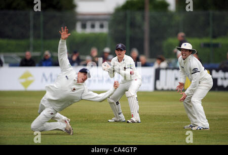 Horsham, Sussex, UK. 6 juin 2012 - Sussex's wicketkeeper Ben Brown et slip fielder Ed Joyce regardez comme Luke Wells juste omet de prendre une capture de plongée contre Surrey dans leur ligue 1 LV County Championship match à Horsham aujourd'hui Banque D'Images