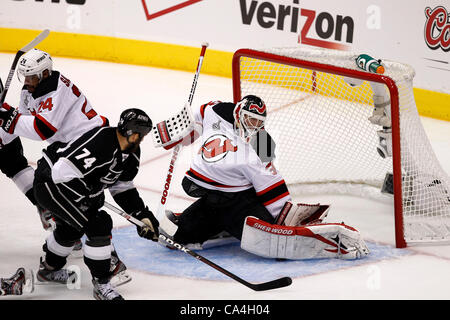 O4.06.2012. Staples Center, Los Angeles, Californie. Rois player l'ailier gauche # 74 Dwight King (CAN) pousse la rondelle qui est couvert par le pad gauche Brodeur le long de la glace dans le net provoquant une controverse premier but dans le jeu 3 de la finale de la Coupe Stanley entre les Devils du New Jersey et Los Angeles Banque D'Images