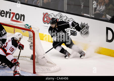 O4.06.2012. Staples Center, Los Angeles, Californie. Kings de Los Angeles Doughty Drew # 8 défenseurs (CAN) s'arrête derrière son propre but pendant la partie 3 de la finale de la Coupe Stanley entre les Devils du New Jersey et les Kings de Los Angeles au Staples Center de Los Angeles, Californie. Banque D'Images