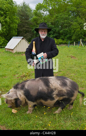 Terry Pratchett vainqueur de l'Everyman Wodehouse Bollinger 2012 Prix de la Fiction comique pour son roman 'Snuff' illustré recevant son prix lors de la Telegraph Hay Festival 2012, Hay-on-Wye, Powys, Wales, UK Banque D'Images