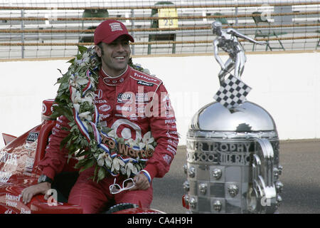 28 mai 2012 - Indianapolis, Indiana, États-Unis - IZOD Indycar Series, Indy 500, Indianapolis, IN, 18-27 2012, Dario Franchitti, Target Chip Ganassi Racing Honda, célébration de la Victoire, les gagnants' Séance photo (Image Crédit : © Ron Bijlsma/ZUMAPRESS.com) Banque D'Images