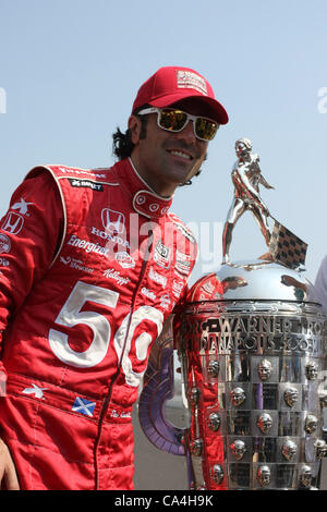 28 mai 2012 - Indianapolis, Indiana, États-Unis - IZOD Indycar Series, Indy 500, Indianapolis, IN, 18-27 2012, Dario Franchitti, Target Chip Ganassi Racing Honda, célébration de la Victoire, les gagnants' Séance photo (Image Crédit : © Ron Bijlsma/ZUMAPRESS.com) Banque D'Images