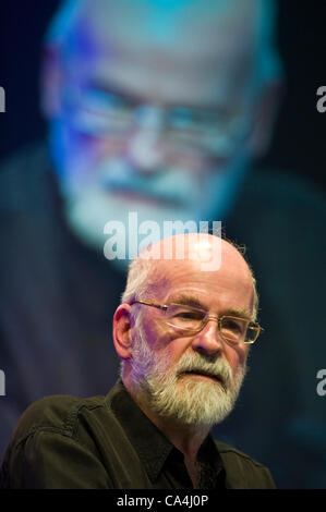 Terry Pratchett s'exprimant à propos de sa vie et de travailler à l'Telegraph Hay Festival 2012, Hay-on-Wye, Powys, Wales, UK Banque D'Images