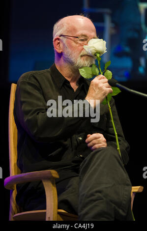 Terry Pratchett a présenté avec une rose blanche après avoir parlé à propos de sa vie et de travailler à l'Telegraph Hay Festival 2012, Hay-on-Wye, Powys, Wales, UK Banque D'Images