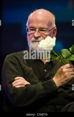 Terry Pratchett a présenté avec une rose blanche après avoir parlé à propos de sa vie et de travailler à l'Telegraph Hay Festival 2012, Hay-on-Wye, Powys, Wales, UK Banque D'Images