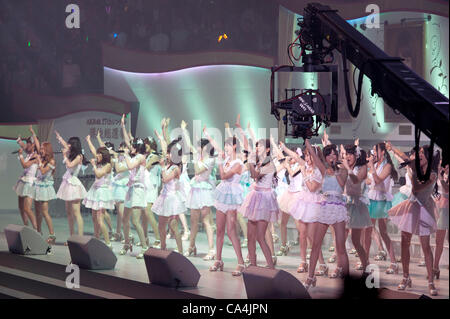 6 juin 2012, Tokyo, Japon - AKB48 membres au stade. AKB Élection générale à Nippon Budokan. La plus grande bande de fille au monde et le plus populaire au Japon groupe pop a élu son nouveau chef dans une élection nationale ouverte à tous les fans. La convention collective est organisée en différentes unités qui sont à leur tour des som Banque D'Images