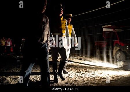 L'opéra Carmen approche israélienne interprètes la scène de l'armoire et attendre le début de leur pleine répétition générale dans le désert de Judée. Massada, Israël. 6-juin-2012. L'Opéra israélien exprimés de Carmen, de Georges Bizet, prépare en coulisses pour une répétition générale, qu'un soir avant e Banque D'Images