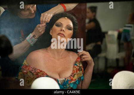 Un Israélien Opera Carmen performer's hair est fait, et se reflètent dans un miroir, backstage, avant la répétition générale. Massada, Israël. 6-juin-2012. L'Opéra israélien exprimés de Carmen, de Georges Bizet, prépare en coulisses pour une répétition générale, un soir juste avant la première d'une série de cinq op Banque D'Images