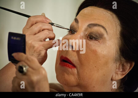 Un Israélien Opera Carmen interprète applique le mascara, backstage, avant la répétition générale. Massada, Israël. 6-juin-2012. L'Opéra israélien exprimés de Carmen, de Georges Bizet, prépare en coulisses pour une répétition générale, un soir juste avant la première d'une série de cinq spectacles en plein air dans le Banque D'Images