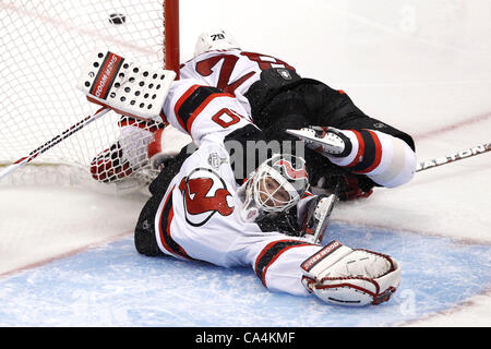 06.06.2012. Staples Center, Los Angeles, Californie. Devils du New Jersey # 30 gardien Martin Brodeur (CAN) s'étend pour une sauvegarde en tant que défenseurs de teammate # 28 Anton Volchenkov (URSS) frappe au but durant le match Devils du New Jersey contre les Kings de Los Angeles dans le jeu 4 de la finale de la coupe Stanley à Banque D'Images