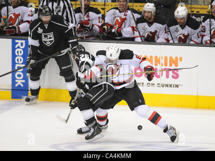 06 Juin 2012 : Devils (8) Dainius Zubrus lui enfonce Rois (26) Slava Voynov comme ils se battent pour la rondelle au cours du jeu 4 de la finale de la Coupe Stanley entre les Devils du New Jersey et les Kings de Los Angeles au Staples Center de Los Angeles, CA. Banque D'Images