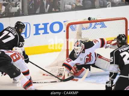 06 Juin 2012 : Démons (30) Martin Brodeur fait une sauvegarde sur un tir de Rois (77) Jeff Carter au cours du jeu 4 de la finale de la Coupe Stanley entre les Devils du New Jersey et les Kings de Los Angeles au Staples Center de Los Angeles, CA. Banque D'Images