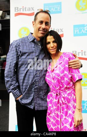 USA. Jerry Seinfeld, Jessica Seinfeld au niveau des arrivées pour le Buggy 2012 Baby Bash à l'heure du coucher, Victorian Gardens Wollman Rink de Central Park, à New York, NY Le 6 juin 2012. Photo par : Desiree Navarro/Everett Collection Banque D'Images