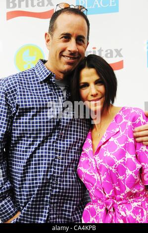 USA. Jerry Seinfeld, Jessica Seinfeld au niveau des arrivées pour le Buggy 2012 Baby Bash à l'heure du coucher, Victorian Gardens Wollman Rink de Central Park, à New York, NY Le 6 juin 2012. Photo par : Desiree Navarro/Everett Collection Banque D'Images