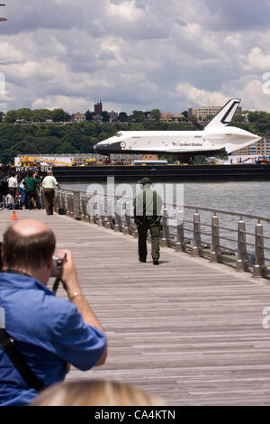 Le 6 juin 2012. New York City USA. Un homme prend une photo de la navette spatiale Enterprise en cours sur une barge sur le fleuve Hudson. Elle sera transférée à l'USS Intrepid porte-avions. Banque D'Images