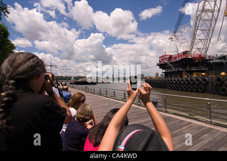 Le 6 juin 2012. New York City USA. Les spectateurs de prendre des photos de la navette spatiale Enterprise à il est mis en position pour être transférés à l'USS Intrepid porte-avion par une grue de levage lourd marine Banque D'Images