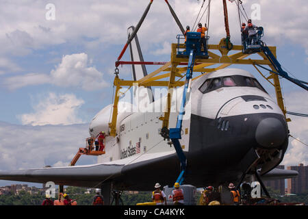 Le 6 juin 2012. New York City USA. Les travailleurs de semaines de l'équipe Marine Heavy Lift fixer un socle jaune à la navette spatiale Enterprise pour qu'il puisse être levée sur le pont du porte-avions USS Intrepid Banque D'Images