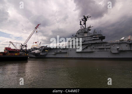 Le 6 juin 2012. New York City USA. La navette spatiale Enterprise repose fermement sur le pont du porte-avions USS Intrepid, accueil à la Mer, Air & Space Museum de New York où la navette spatiale sera exposée en permanence. Banque D'Images