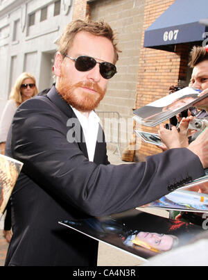 6 juin 2012 - New York, New York, États-Unis - l'acteur Michael FASSBENDER, signe des autographes pour les fans lors de sa comparution sur 'The Daily Show avec Jon Stewart. (Crédit Image : © Kaszerman ZUMAPRESS.com)/Nancy Banque D'Images