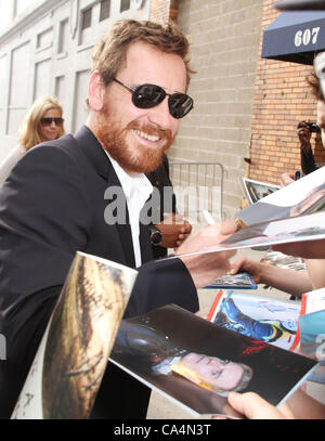 6 juin 2012 - New York, New York, États-Unis - l'acteur Michael FASSBENDER, signe des autographes pour les fans lors de sa comparution sur 'The Daily Show avec Jon Stewart. (Crédit Image : © Kaszerman ZUMAPRESS.com)/Nancy Banque D'Images