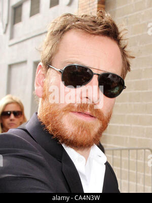 6 juin 2012 - New York, New York, États-Unis - l'acteur Michael FASSBENDER, signe des autographes pour les fans lors de sa comparution sur 'The Daily Show avec Jon Stewart. (Crédit Image : © Kaszerman ZUMAPRESS.com)/Nancy Banque D'Images