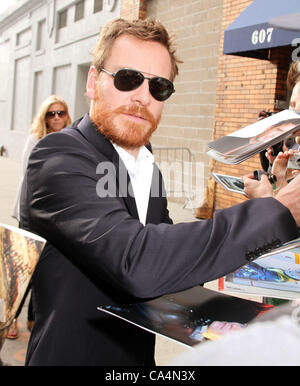 6 juin 2012 - New York, New York, États-Unis - l'acteur Michael FASSBENDER, signe des autographes pour les fans lors de sa comparution sur 'The Daily Show avec Jon Stewart. (Crédit Image : © Kaszerman ZUMAPRESS.com)/Nancy Banque D'Images