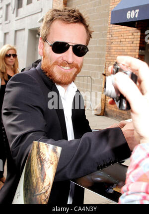 6 juin 2012 - New York, New York, États-Unis - l'acteur Michael FASSBENDER, signe des autographes pour les fans lors de sa comparution sur 'The Daily Show avec Jon Stewart. (Crédit Image : © Kaszerman ZUMAPRESS.com)/Nancy Banque D'Images