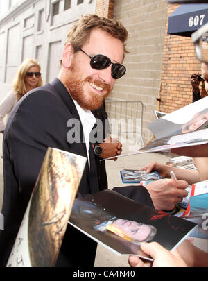 6 juin 2012 - New York, New York, États-Unis - l'acteur Michael FASSBENDER, signe des autographes pour les fans lors de sa comparution sur 'The Daily Show avec Jon Stewart. (Crédit Image : © Kaszerman ZUMAPRESS.com)/Nancy Banque D'Images