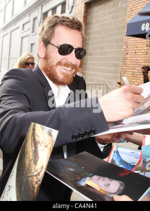 6 juin 2012 - New York, New York, États-Unis - l'acteur Michael FASSBENDER, signe des autographes pour les fans lors de sa comparution sur 'The Daily Show avec Jon Stewart. (Crédit Image : © Kaszerman ZUMAPRESS.com)/Nancy Banque D'Images